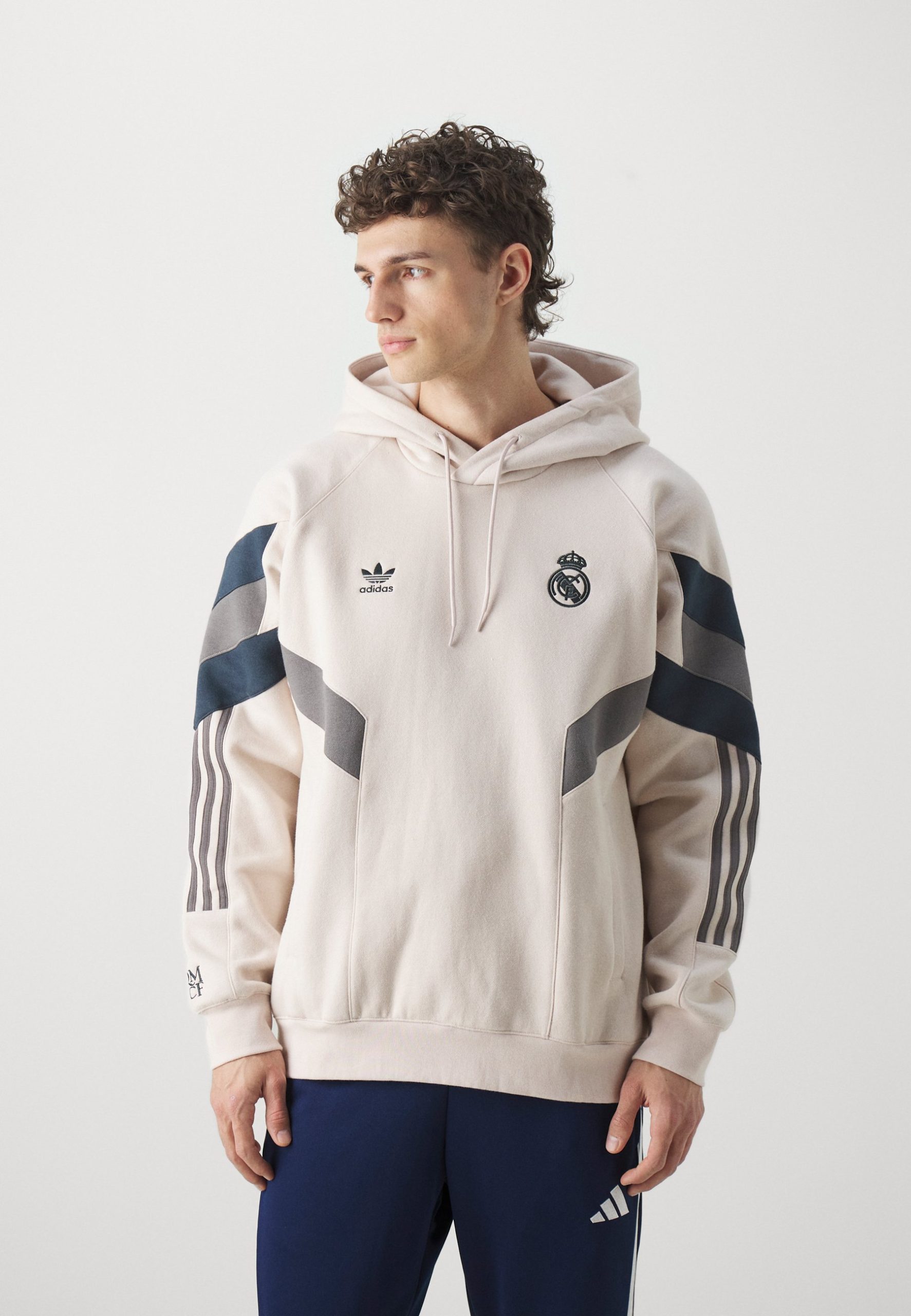 real-madrid-trui-649knb-1.jpg real madrid trui - Afbeelding 1